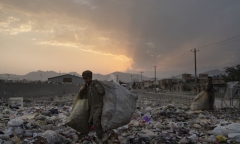 Afghanistan chìm trong khủng hoảng: Nhiều gia đình bán con vì không có tiền trả nợ
