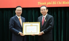 Chủ tịch nước trao Huy hiệu 45 năm tuổi Đảng cho Bí thư Thành ủy TPHCM