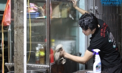 Người Hà Nội tất bật dọn dẹp hàng quán ngay trong đêm để mở cửa đón khách trở lại