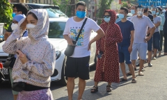Hà Nội: Người dân xếp hàng từ sáng sớm chờ mua bánh trung thu ở điểm bán hàng lưu động 