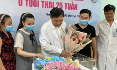 Nuôi dưỡng thành công cặp song sinh nặng 500g, đẻ ở tuần thai thứ 25