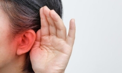 Người phụ nữ bị điếc đột ngột sau khi thức dậy 