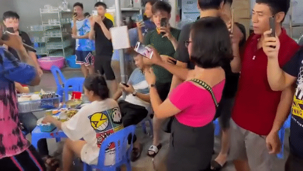 Tuấn Hưng ghi điểm với hành động dành cho người bán hàng rong tại quán nhậu