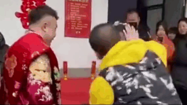Video: Cô dâu bị khách mời cưỡng hôn, phản ứng của chú rể mới khó tin