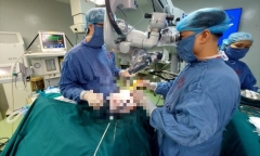 Bất ngờ bị méo miệng, liệt nửa người sau khi đi làm đồng về