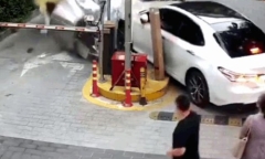 Mới tập lái xe, nữ tài xế lao về phía trước húc đổ bốt kiểm soát