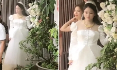 Clip cô dâu nép mình vào cánh cổng trông theo người thân khiến dân mạng rưng rưng nước mắt