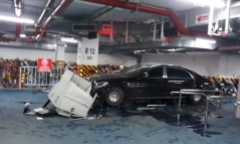 Hà Nội: Tài xế Mercedes tông loạt xe máy ở hầm chung cư, lao thẳng chốt bảo vệ 