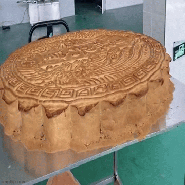 Video: Cận cảnh chiếc bánh Trung thu “khổng lồ” nặng gần 70kg