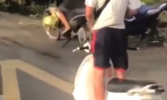 Clip: Thanh niên lái xe máy buông cả 2 tay rồi đứng lên cực kỳ nguy hiểm