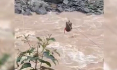 Clip: Nghẹt thở cảnh dùng ròng rọc đưa 4 người vượt dòng nước lũ cuồn cuộn