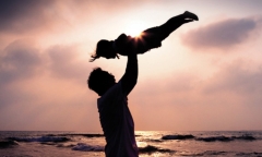 Kỳ diệu bé gái chào đời từ phôi thai “ngủ yên” hơn một thập kỷ