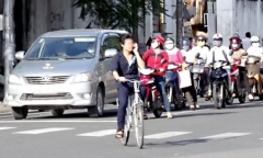  Sử dụng điện thoại khi điều khiển xe đạp bị xử phạt bao nhiêu tiền?