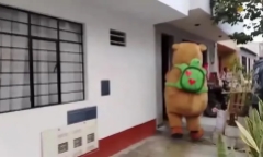 Clip: Cảnh sát cải trang thành 