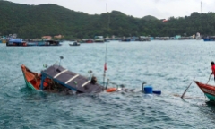 An Giang: Hai tàu câu mực bị chìm do mưa dông, biên phòng kịp thời cứu 9 người gặp nạn