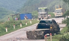 Tảng đá lớn lăn từ trên núi xuống, đè trúng 2 ô tô đi trên quốc lộ 6