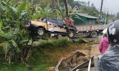 Hiện trường vụ ô tô và xe máy rơi xuống cống, 3 người thương vong