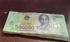Hải Phòng: Tìm người đánh rơi cọc tiền mệnh giá 500.000 VNĐ trên vỉa hè