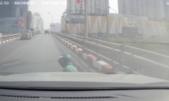 Vướng vào xe máy dàn hàng 3 trên cầu vượt, xe ôm mất lái lao thẳng vào đầu ô tô