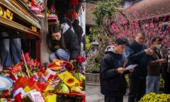 Sát Valentine 14/2, giới trẻ Hà Nội đến chùa Hà cầu duyên mong tìm được “người yêu như ý”