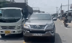 Xôn xao clip tài xế ô tô đi ngược chiều, đòi đánh nam thanh niên: Người trong cuộc trần tình gì?
