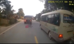 Clip: Vừa rời khỏi xe đưa đón, bé gái 5 tuổi tử vong thương tâm dưới bánh xe tải