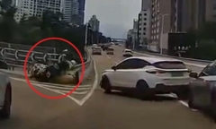 Clip: Rẽ ẩu không bật đèn tín hiệu, tài xế ô tô tông CSGT văng vào lan can cầu