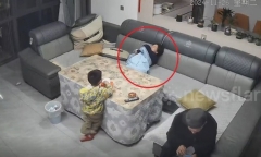 Clip: Tái mặt cảnh bé gái hoảng sợ, la hét vì bị điện giật khi đang sạc điện thoại