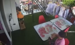 Video: Do bất cẩn, tàn thuốc lá bất ngờ bùng cháy thiêu rụi tài sản trên tầng 5