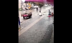 Video: Cụ ông thoát chết trong gang tấc khi bị 2 ô tô đâm từ phía sau