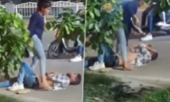 Clip: Chồng bị vợ đánh túi bụi giữa đường phố vì bị bắt quả tang ngoại tình
