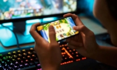 Bực bội vì tốc độ mạng chậm khi chơi game, bé trai 14 tuổi bị co thắt cơ, tê liệt tay chân