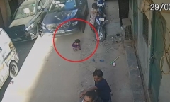 Clip: Xót xa bé gái bị ô tô đâm tử vong trước cửa nhà ở Ấn Độ, lái xe mới 15 tuổi