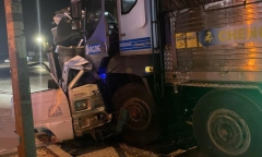 Hai xe tải đấu đầu trên quốc lộ 1, một tài xế tử vong thương tâm trong cabin