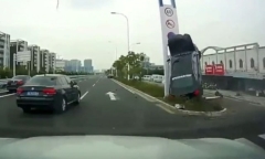Clip: Ô tô đâm cột đèn dựng đứng giữa đường, người đi đường hốt hoảng