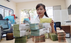 Lãi suất chạm đáy, người dân bớt để tiền gửi trong ngân hàng