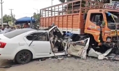 Clip: Ô tô mất lái va chạm kinh hoàng với xe tải, 3 sinh viên tử vong tại chỗ
