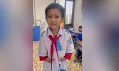 Clip nam sinh lớp 5 bị bệnh tim, dị tật 2 tay hát dân ca gây “bão mạng”