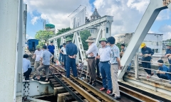 Khắc phục xong sự cố sà lan va vào cầu Tam Bạc