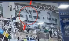 Xe máy bất ngờ lao khỏi cầu do vướng dây diều, 3 người trong một gia đình Ấn Độ tử vong thương tâm