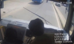 Clip: Xe buýt lao đi mất kiểm soát khi tài xế đột ngột lên cơn đau tim