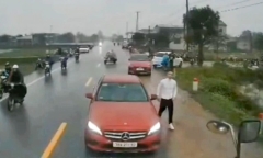Vụ xe Mercedes dừng giữa đường ngược chiều ở Hà Tĩnh: Xe đang 