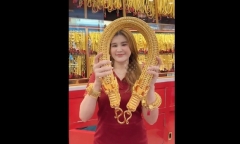 Clip: Cô gái gây sốc khi khoe dây chuyền vàng khổng lồ nặng 7kg, giá 17 tỷ đồng