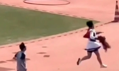 Đội tóc giả, mặc váy thi chạy, nam sinh thắng tuyệt đối nhưng cái kết không ngờ