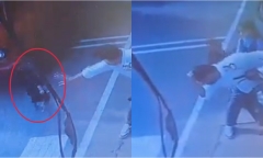 Clip: Con trai chạy ra đường khi xe tải đang lao tới, bố ôm đầu phản ứng đầy bất lực