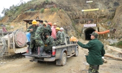 Hình ảnh đáng nhớ của những chiến sỹ công binh cứu hộ sập hầm thủy điện