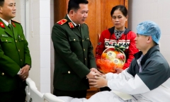 Thiếu tướng Đinh Văn Nơi thăm hỏi chiến sĩ bị thương khi làm nhiệm vụ