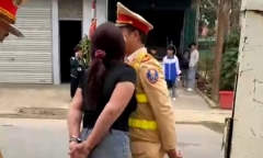 Xôn xao clip người phụ nữ bị còng tay, lăng mạ CSGT ở Thanh Hóa