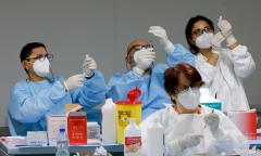 Hai liều vaccine ngừa COVID-19 liệu có tạo đủ kháng thể chống lại Omicron?