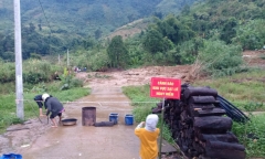 Quảng Nam: Cả quả đổ sập xuống nhà dân sau sạt lở kinh hoàng